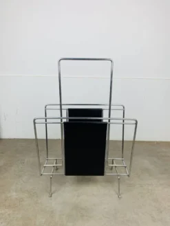 Porte-revues chrome et cuir noir, années 70
