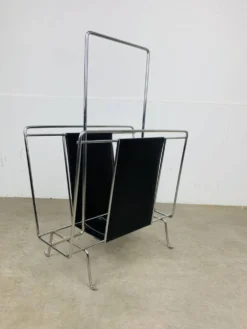 Porte-revues chrome et cuir noir, années 70