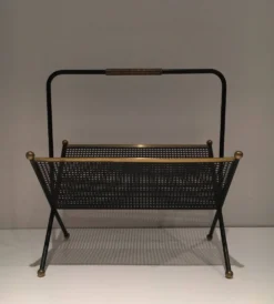 Porte-revues design en métal laqué noir, tôle perforée et laiton