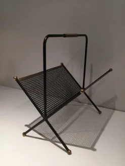 Porte-revues design en métal laqué noir, tôle perforée et laiton