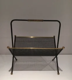 Porte-revues design en métal laqué noir, tôle perforée et laiton