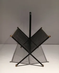 Porte-revues design en métal laqué noir, tôle perforée et laiton