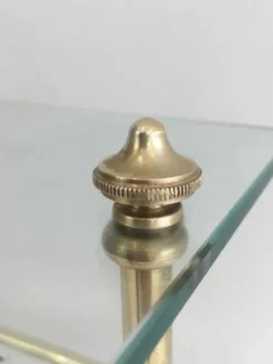 Porte-revues de style néoclassique en laiton et tablette de verre de la Maison Jansen
