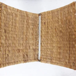 Porte-revues en métal chromé et feuilles de bananier tressés