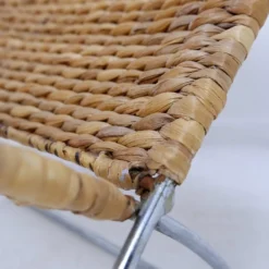 Porte-revues en métal chromé et feuilles de bananier tressés