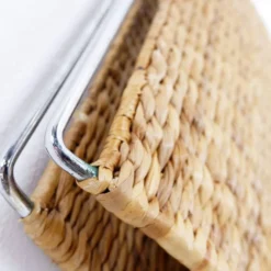 Porte-revues en métal chromé et feuilles de bananier tressés