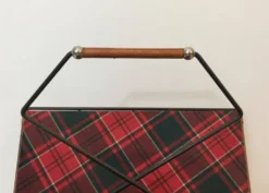Porte-revues en métal laqué noir, cuir et tissus à carreaux