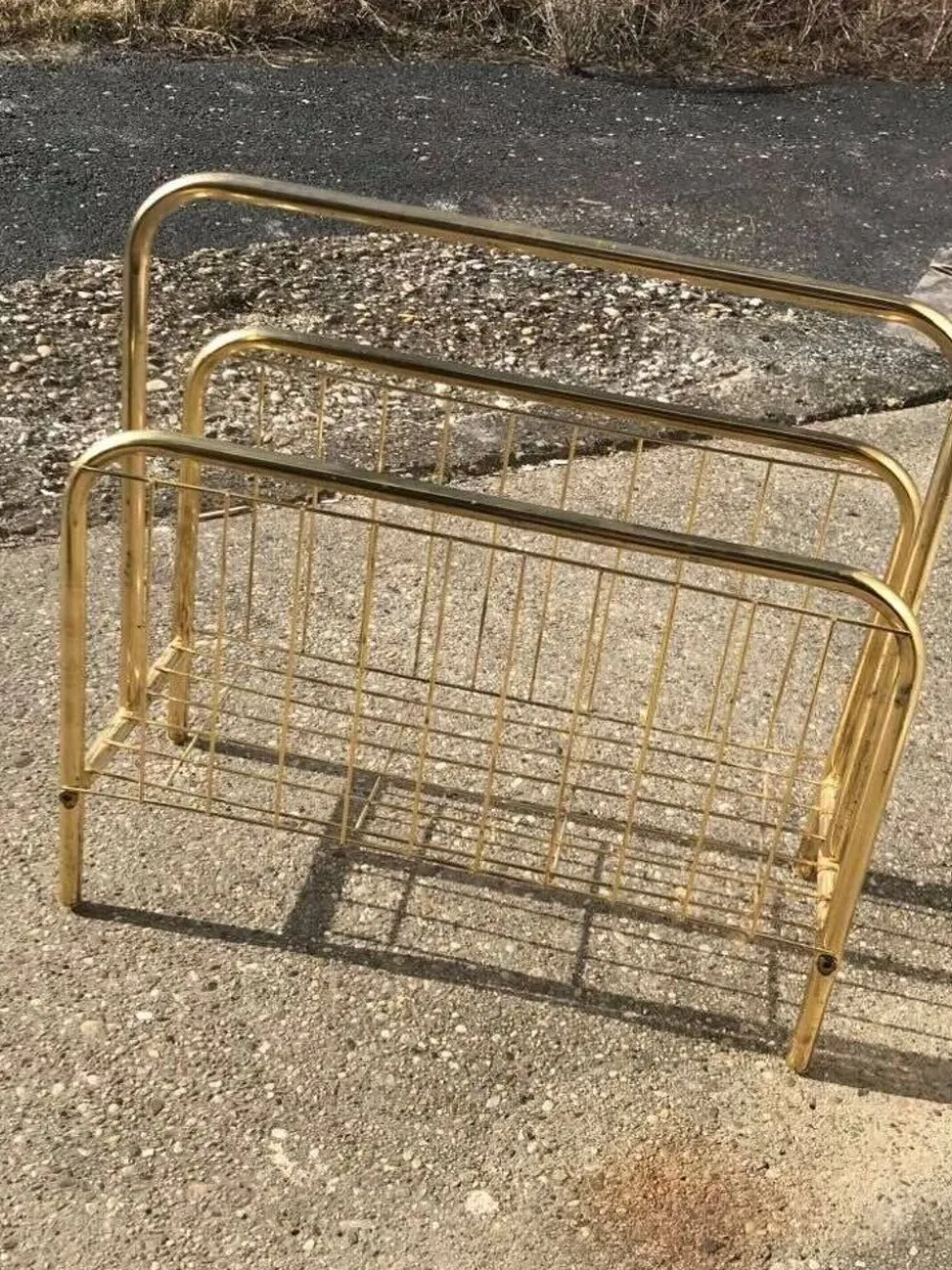 Porte-revues mid-century en laiton doré et bois, vintage années 70, Hongrie