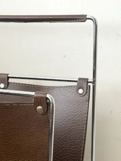 Porte-revues moderniste en cuir brun & métal chromé filaire – design 1970