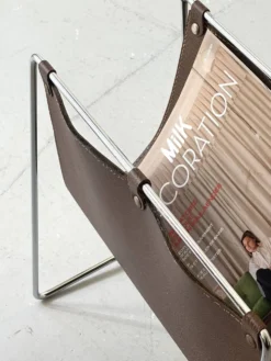 Porte-revues moderniste en cuir brun & métal chromé filaire – design 1970