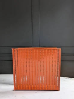 Porte revues vintage en métal perforé orange/Style Mathieu Mategot/70'