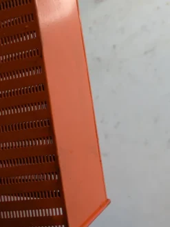 Porte revues vintage en métal perforé orange/Style Mathieu Mategot/70'