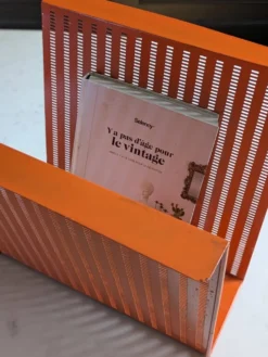 Porte revues vintage en métal perforé orange/Style Mathieu Mategot/70'