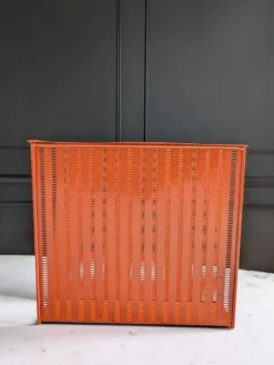 Porte revues vintage en métal perforé orange/Style Mathieu Mategot/70'