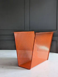 Porte revues vintage en métal perforé orange/Style Mathieu Mategot/70'