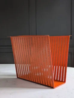 Porte revues vintage en métal perforé orange/Style Mathieu Mategot/70'