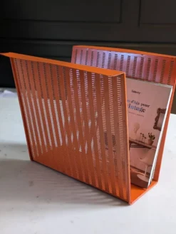 Porte revues vintage en métal perforé orange/Style Mathieu Mategot/70'