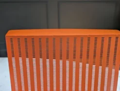 Porte revues vintage en métal perforé orange/Style Mathieu Mategot/70'