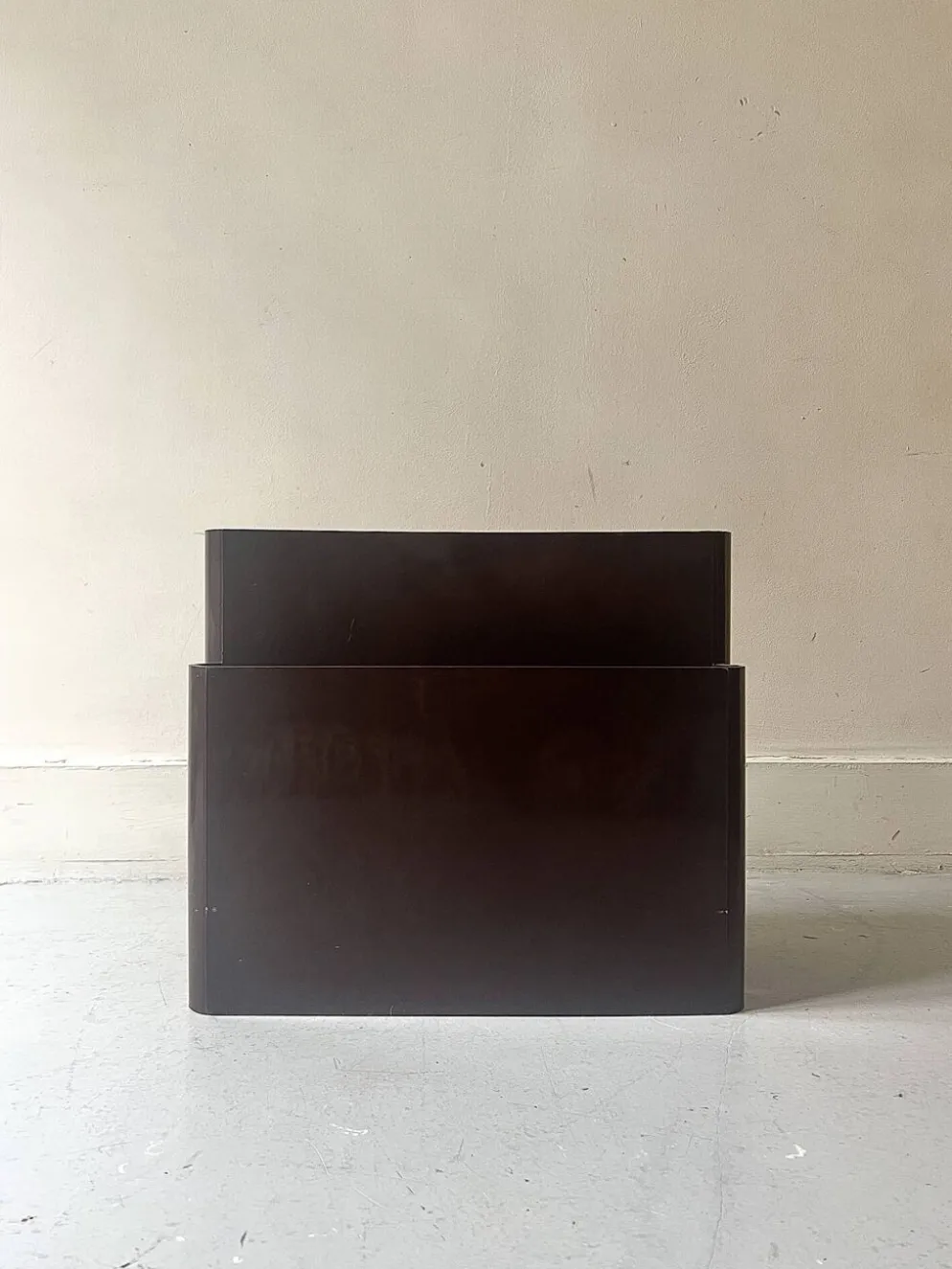 Porte revue / vinyle marron Giotto Stoppino pour kartell, design 1970
