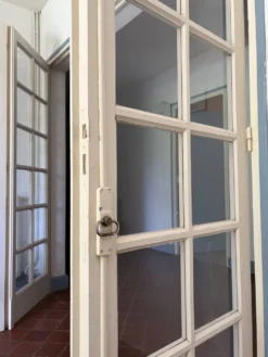 Porte vitrée en triptyque avec trois vantaux à petits carreaux. Vintage