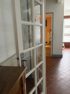 Porte vitrée en triptyque avec trois vantaux à petits carreaux. Vintage