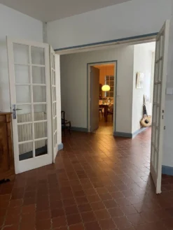 Porte vitrée en triptyque avec trois vantaux à petits carreaux. Vintage