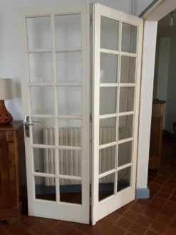 Porte vitrée en triptyque avec trois vantaux à petits carreaux. Vintage