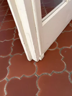 Porte vitrée en triptyque avec trois vantaux à petits carreaux. Vintage