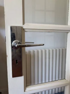 Porte vitrée en triptyque avec trois vantaux à petits carreaux. Vintage