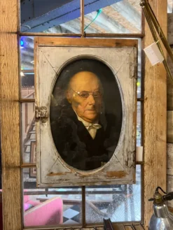 Portrait l’homme derrière sa fenêtre