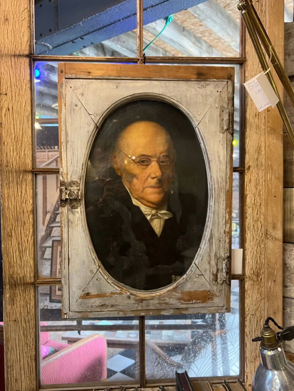 Portrait l’homme derrière sa fenêtre