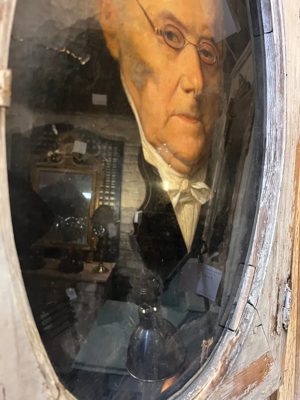 Portrait l’homme derrière sa fenêtre