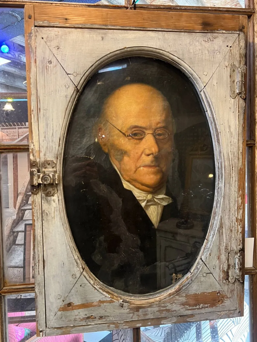 Portrait l’homme derrière sa fenêtre