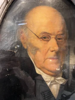 Portrait l’homme derrière sa fenêtre
