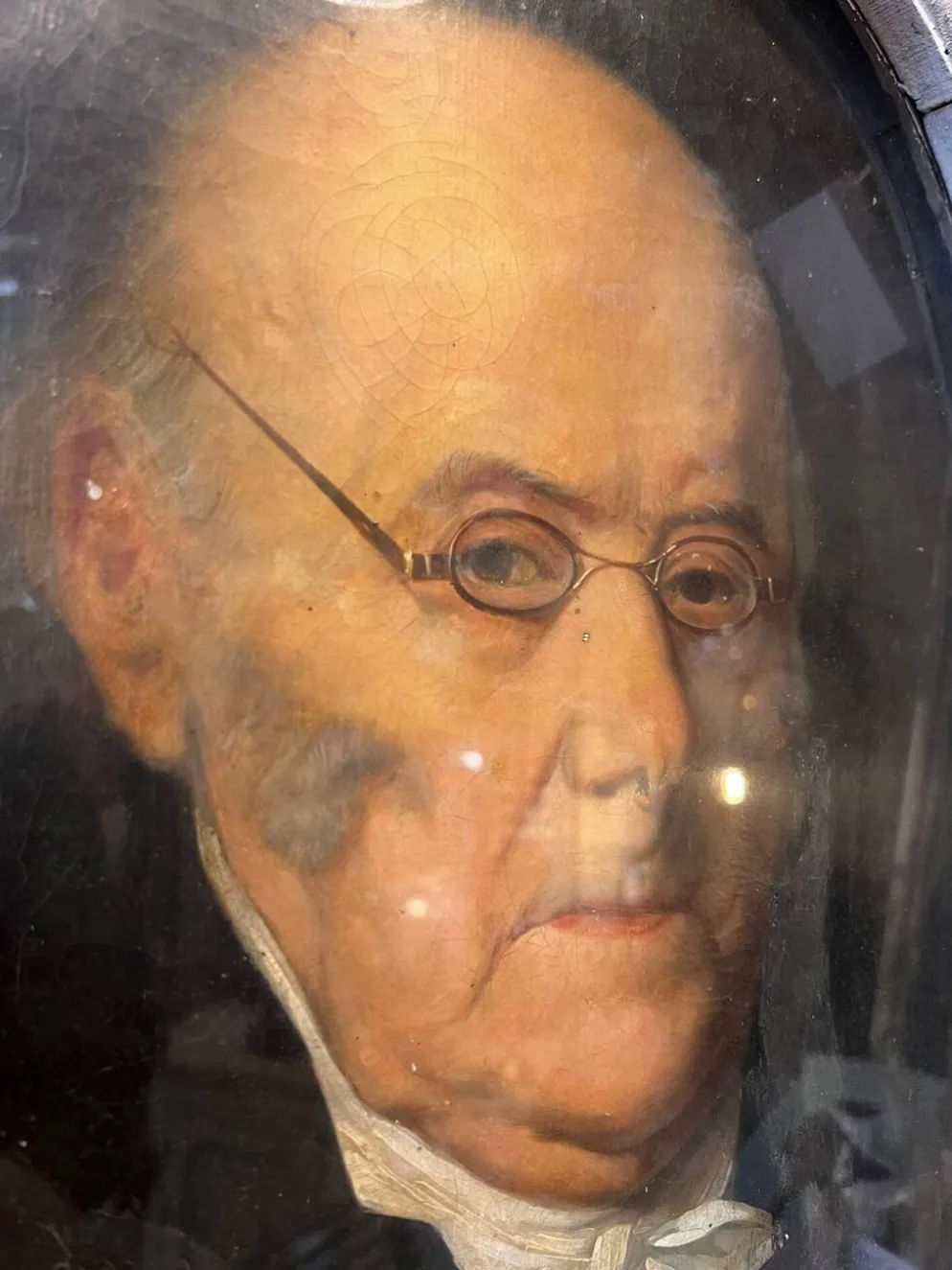 Portrait l’homme derrière sa fenêtre