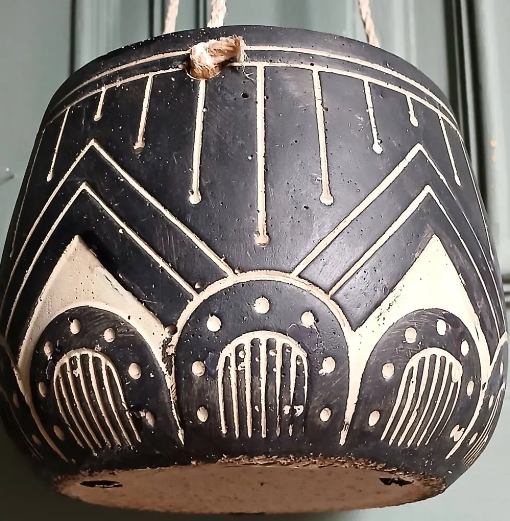 Pot de fleurs suspendu Sgraffito en argile & corde