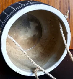 Pot de fleurs suspendu Sgraffito en argile & corde