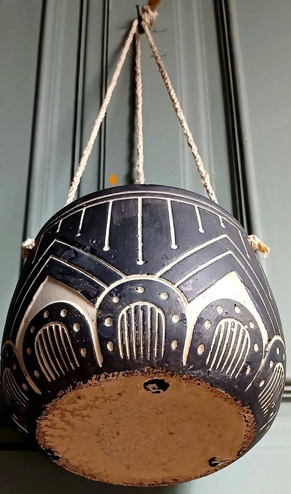 Pot de fleurs suspendu Sgraffito en argile & corde