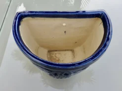Potiche murale en terre cuite vernissée bleue à décor de raisin, années 70