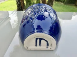 Potiche murale en terre cuite vernissée bleue à décor de raisin, années 70