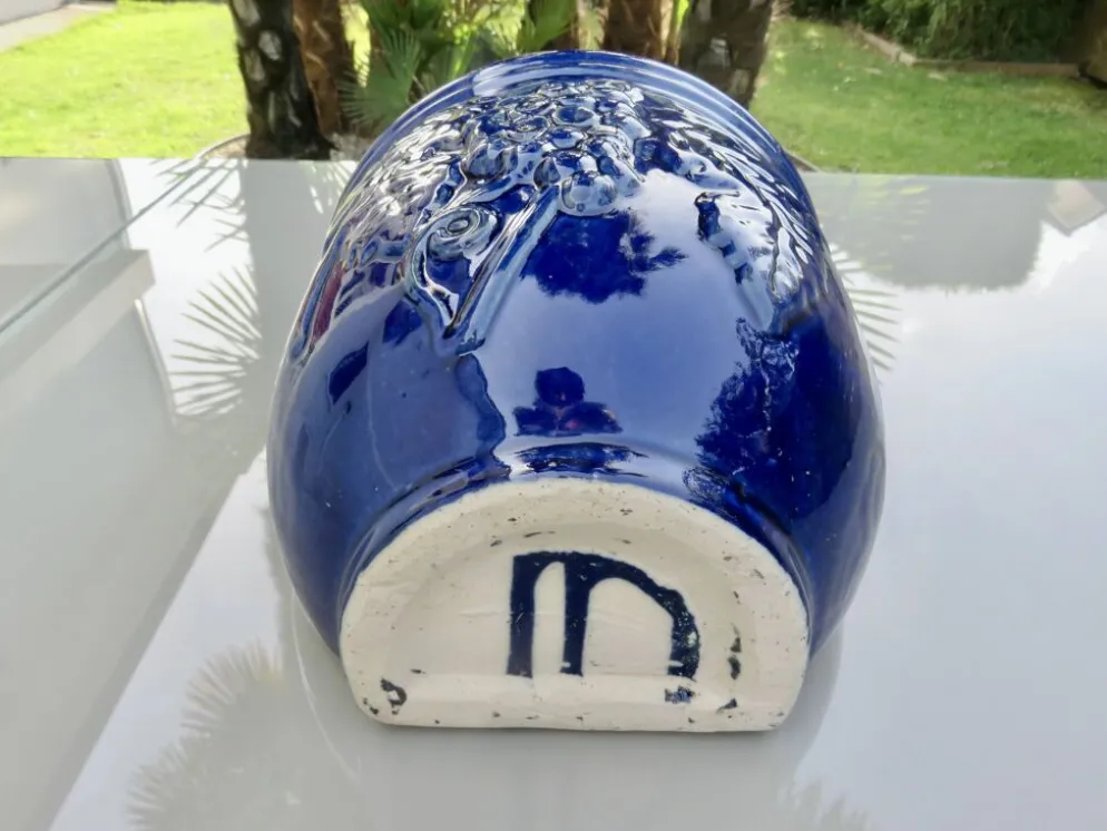 Potiche murale en terre cuite vernissée bleue à décor de raisin, années 70