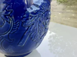 Potiche murale en terre cuite vernissée bleue à décor de raisin, années 70