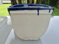 Potiche murale en terre cuite vernissée bleue à décor de raisin, années 70