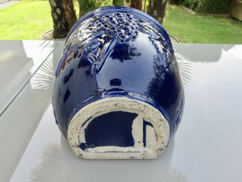 Potiche murale en terre cuite vernissée bleue à motif de raisin, années 70