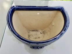 Potiche murale en terre cuite vernissée bleue à motif de raisin, années 70