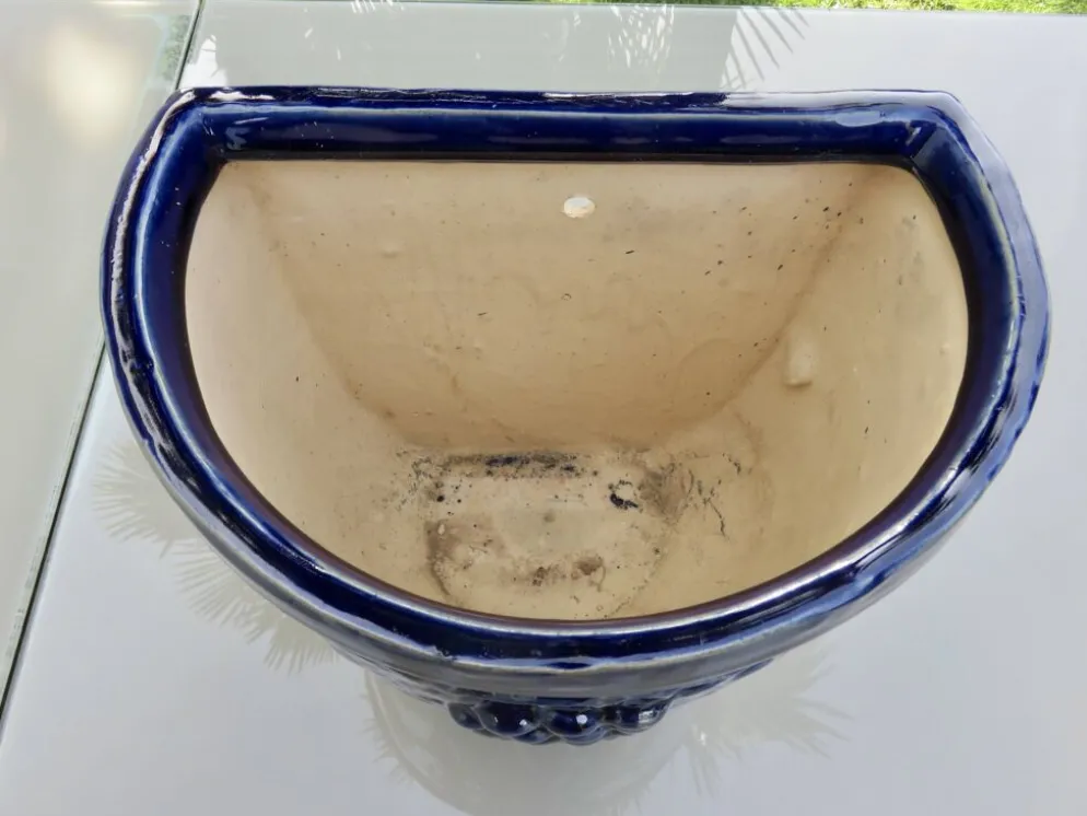 Potiche murale en terre cuite vernissée bleue à motif de raisin, années 70