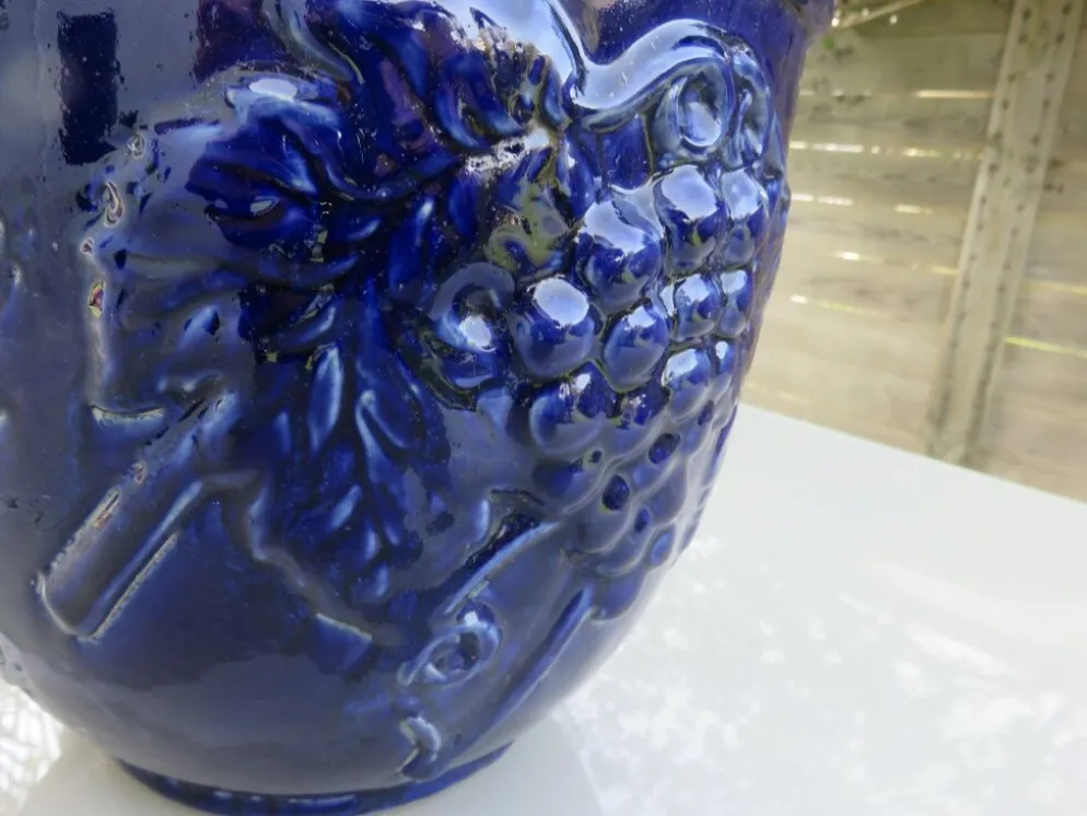 Potiche murale en terre cuite vernissée bleue à motif de raisin, années 70