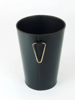 Poubelle à papier Mid-Century Carl Auböck en cuir noir et laiton, Autriche, années 1950