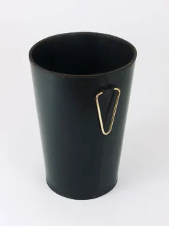 Poubelle à papier Mid-Century Carl Auböck en cuir noir et laiton, Autriche, années 1950