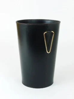 Poubelle à papier Mid-Century Carl Auböck en cuir noir et laiton, Autriche, années 1950